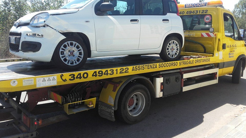Carroattrezzi giallo A.S.S.O. con Fiat Panda bianca incidentata sul pianale e numero 340 4943122 sulla fiancata