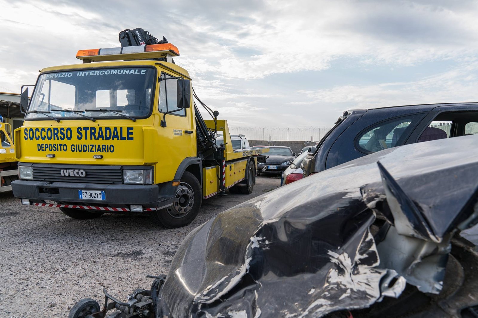 Carroattrezzi pesante con auto incidentata caricata sul pianale