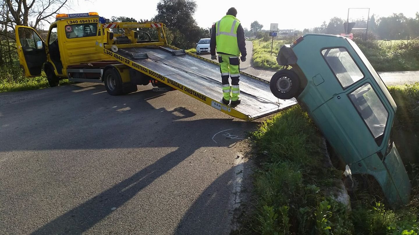 Recupero di un veicolo finito fuori strada con carroattrezzi A.S.S.O.